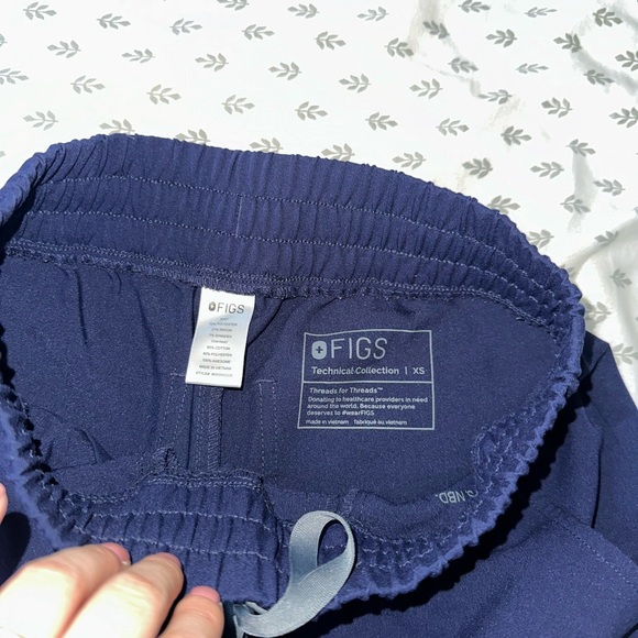 Figs scrubs set - Picture 3 of 4